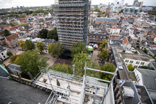 958581 Overzicht van het Domplein en omgeving te Utrecht, vanaf de Domkerk (Domplein). Met in het midden een met ...